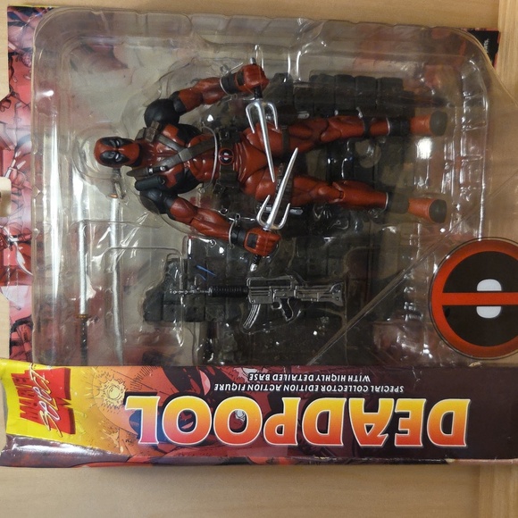 Marvel Other - Marvel Select Deadpool Collectible Action Figure